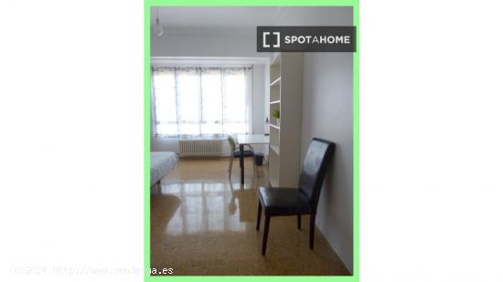 Alquiler de habitaciones en piso de 6 dormitorios en La Almozara - ZARAGOZA