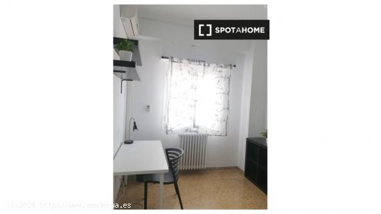 Alquiler de habitaciones en piso de 6 dormitorios en La Almozara - ZARAGOZA