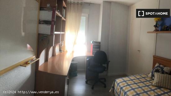 Se alquila habitación en piso de 4 dormitorios en Cartagena, Murcia - MURCIA