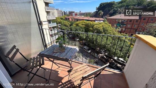 Se alquila habitación en apartamento de 2 dormitorios en Barcelona - BARCELONA