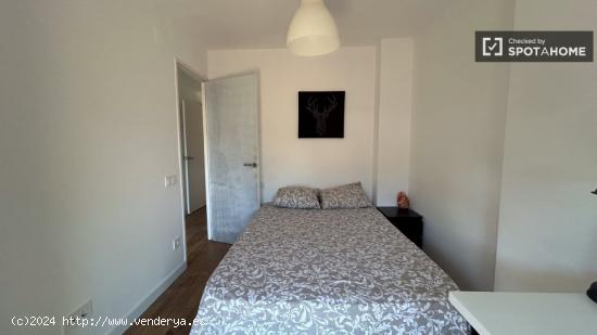 Se alquila habitación en apartamento de 2 dormitorios en Barcelona - BARCELONA