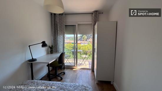 Se alquila habitación en apartamento de 2 dormitorios en Barcelona - BARCELONA