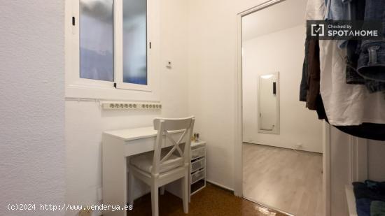 Se alquila habitación en piso de 4 habitaciones en Pedralbes,Barcelona - BARCELONA