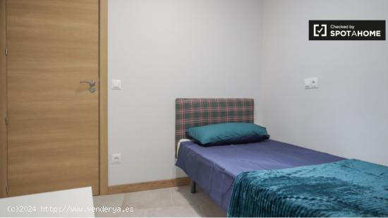 Se alquila habitación en piso de 2 dormitorios en Madrid centro. - MADRID