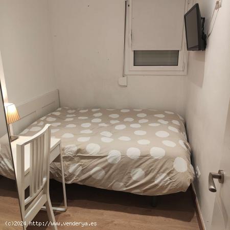  Habitaciones en alquiler en el apartamento de 3 dormitorios en Poble Sec - BARCELONA 