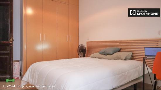 Se alquila habitación en piso de 4 dormitorios en Madrid - MADRID