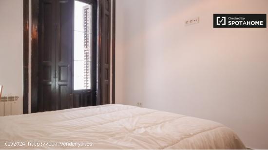 Se alquila habitación en piso de 4 dormitorios en Madrid - MADRID