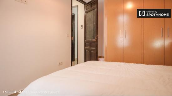 Se alquila habitación en piso de 4 dormitorios en Madrid - MADRID