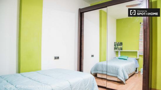 Habitación luminosa en alquiler en apartamento de 5 dormitorios en Algirós - VALENCIA