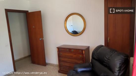 Se alquila habitación en apartamento de 4 dormitorios en Campanar, Valencia. - VALENCIA