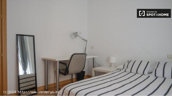 Alquiler de habitaciones en piso de 5 dormitorios en Tirso De Molina - MADRID