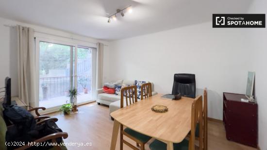 Se alquila habitación en apartamento de 3 dormitorios en Barcelona - BARCELONA