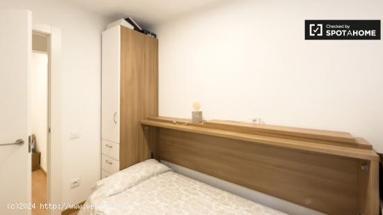 Se alquila habitación en apartamento de 3 dormitorios en Barcelona - BARCELONA