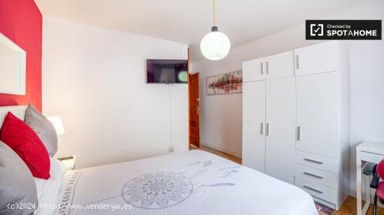 Se alquila habitación en apartamento de 5 dormitorios en Alcalá de Henares. - MADRID