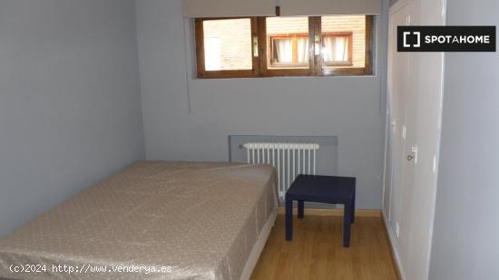 Habitación ideal para alumnas en piso de 3 dormitorios en Atocha - MADRID