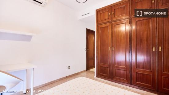 Se alquila habitación en piso de 4 dormitorios en Los Remedios, Sevilla - SEVILLA