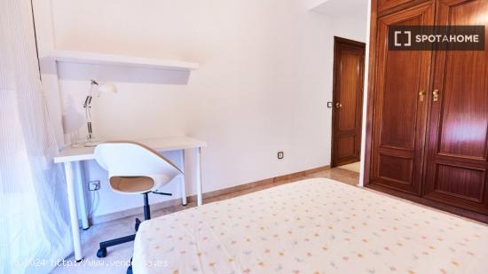 Se alquila habitación en piso de 4 dormitorios en Los Remedios, Sevilla - SEVILLA