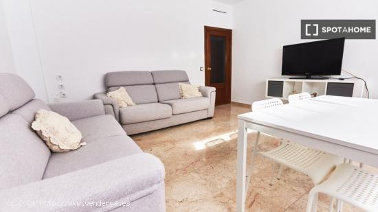 Se alquila habitación en piso de 4 dormitorios en Los Remedios, Sevilla - SEVILLA