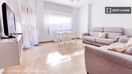 Se alquila habitación en piso de 4 dormitorios en Los Remedios, Sevilla - SEVILLA