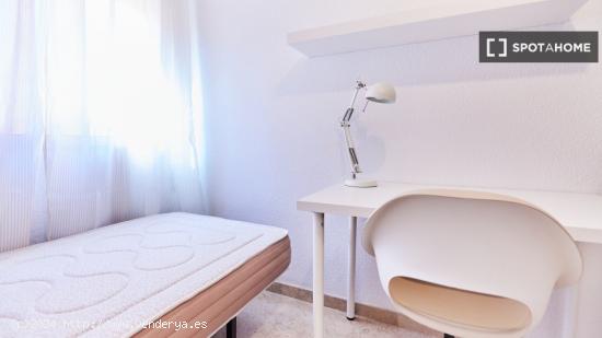 Se alquila habitación en piso de 4 dormitorios en Los Remedios, Sevilla - SEVILLA