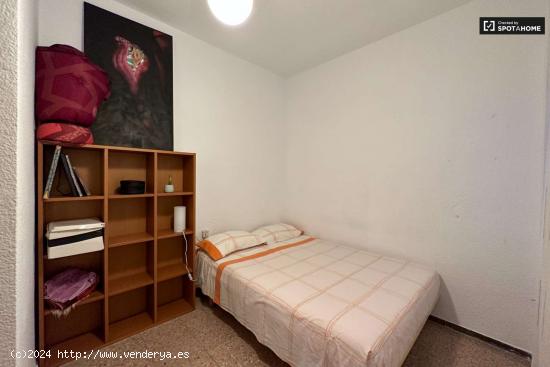  Se alquila habitación en piso de 4 dormitorios en el Poblenou, Barcelona - BARCELONA 