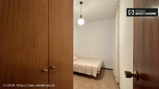 Se alquila habitación en piso de 4 dormitorios en el Poblenou, Barcelona - BARCELONA