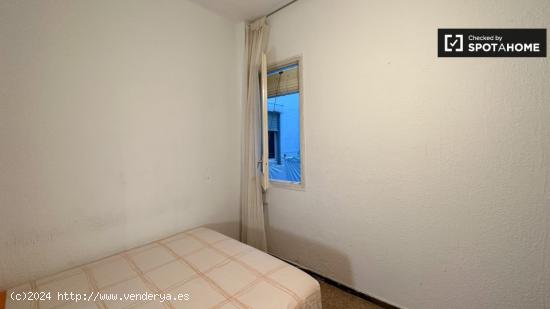 Se alquila habitación en piso de 4 dormitorios en el Poblenou, Barcelona - BARCELONA