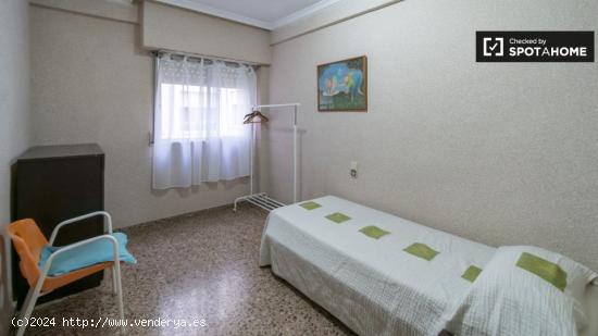 Se alquila habitación en piso de 2 dormitorios en Valencia - VALENCIA