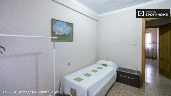 Se alquila habitación en piso de 2 dormitorios en Valencia - VALENCIA