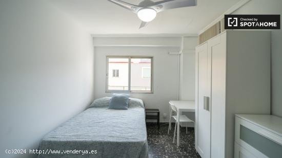 ¡Habitaciones en alquiler en piso de 6 habitaciones en Valencia! - VALENCIA