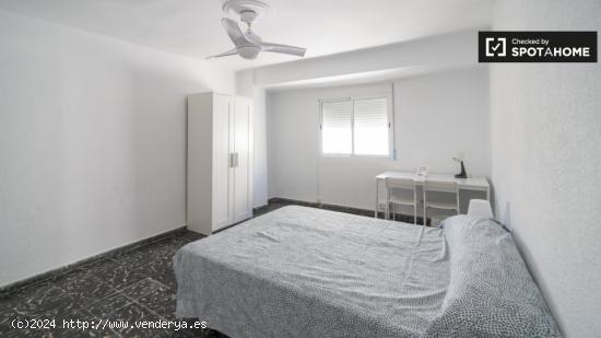 ¡Habitaciones en alquiler en piso de 6 habitaciones en Valencia! - VALENCIA