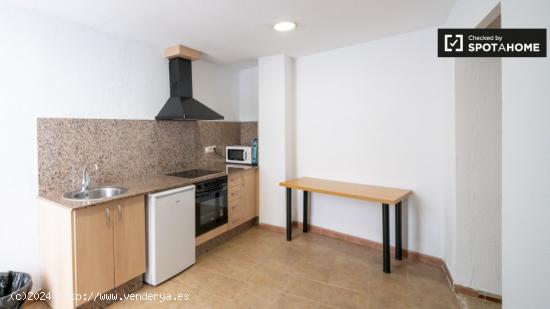 Se alquila habitación en piso de 5 dormitorios en Valencia - VALENCIA