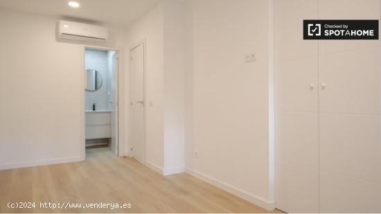 Alquiler de habitaciones en apartamento de 6 dormitorios en Lucero - MADRID