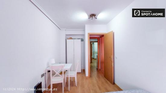 Se alquila habitación en piso de 5 dormitorios en Valencia - VALENCIA