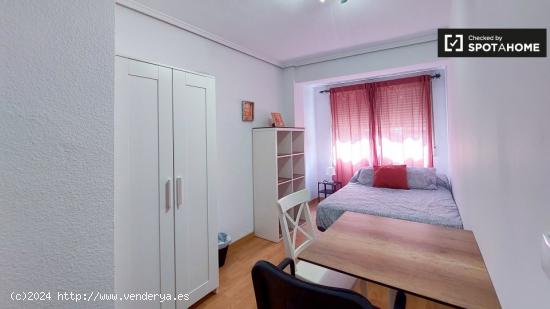 Se alquila habitación en piso de 5 dormitorios en Valencia - VALENCIA