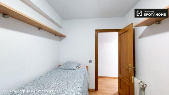 Se alquila habitación en piso de 5 dormitorios en Valencia - VALENCIA