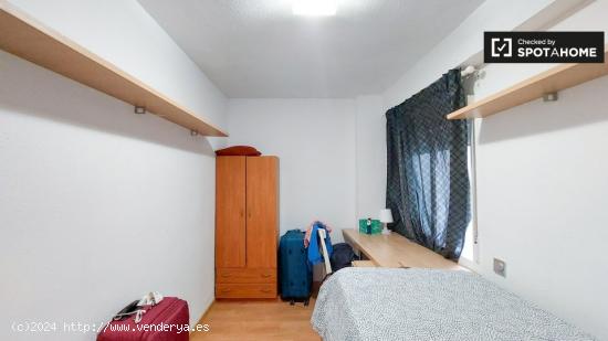 Se alquila habitación en piso de 5 dormitorios en Valencia - VALENCIA