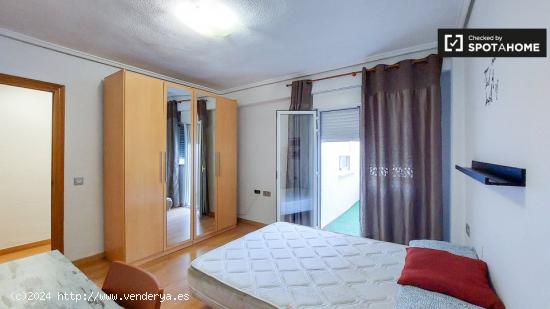 Se alquila habitación en piso de 5 dormitorios en Valencia - VALENCIA