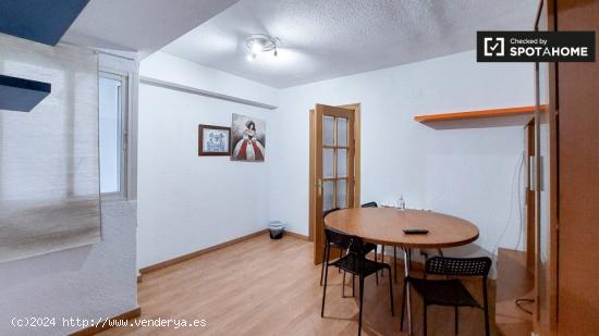 Se alquila habitación en piso de 5 dormitorios en Valencia - VALENCIA