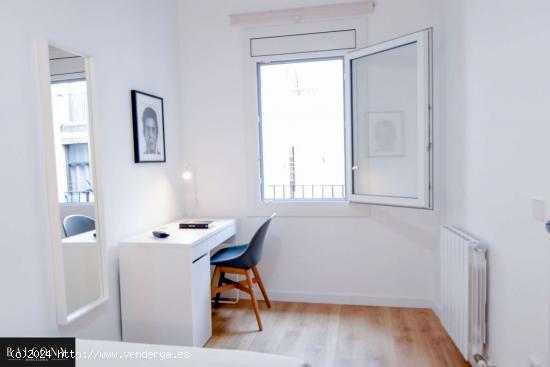  ¡Habitaciones en alquiler en un apartamento de 5 habitaciones en Barcelona! - BARCELONA 