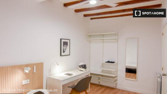 ¡Habitaciones en alquiler en un apartamento de 5 habitaciones en Barcelona! - BARCELONA