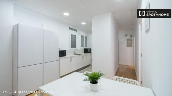 Se alquila habitación en piso de 6 habitaciones en Valencia - VALENCIA