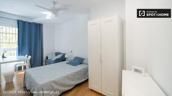 Se alquila habitación en piso de 6 habitaciones en Valencia - VALENCIA