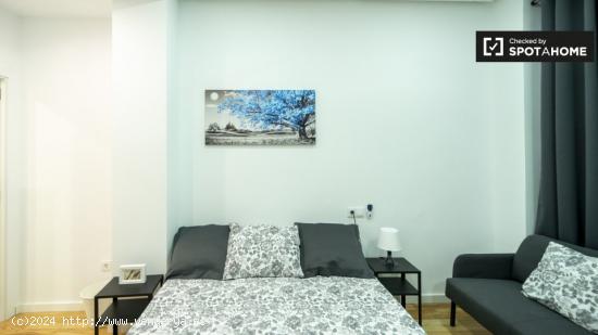 Se alquila habitación en piso de 6 habitaciones en Valencia - VALENCIA