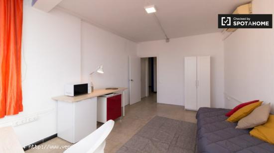 Alquiler de habitaciones en piso de 4 dormitorios en La Bordeta - BARCELONA