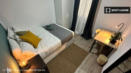 Se alquila habitación en piso de 5 dormitorios en Centro - MADRID