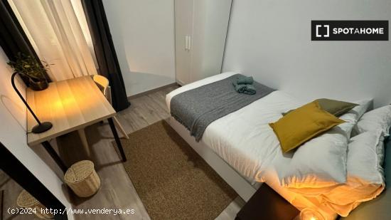 Se alquila habitación en piso de 5 dormitorios en Centro - MADRID