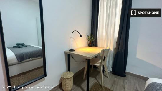 Se alquila habitación en piso de 5 dormitorios en Centro - MADRID