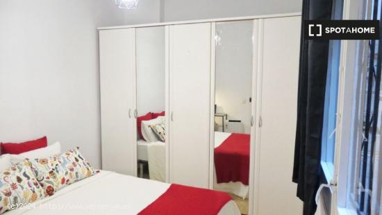 Amplia habitación en alquiler en el barrio de Poble Sec, Barcelona! - BARCELONA