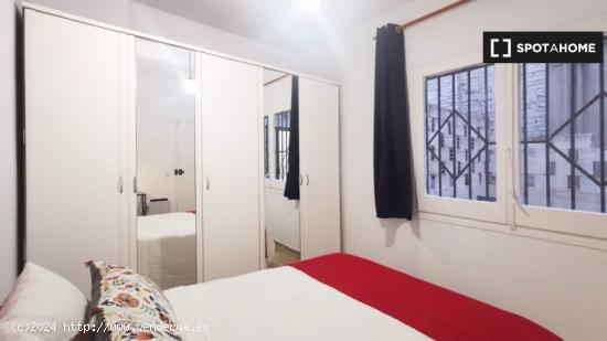 Amplia habitación en alquiler en el barrio de Poble Sec, Barcelona! - BARCELONA